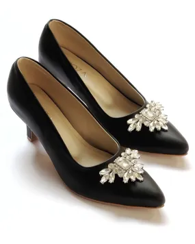 Court heels with brooch